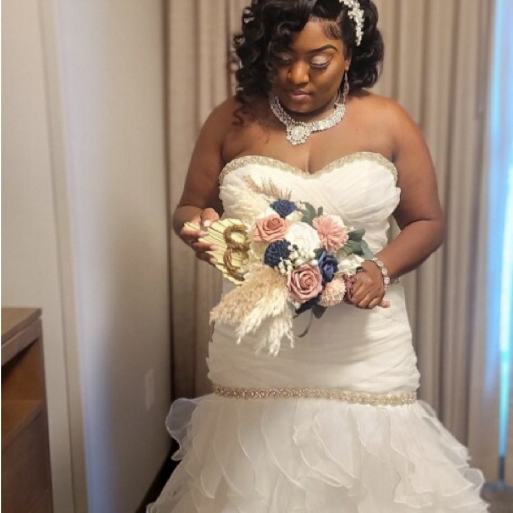 Elegant White Strapless Wedding Dress